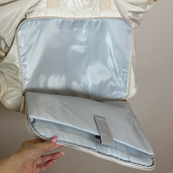 NWT Amazon Cream Weekender Bag with Soft Structure and Versatile Design - Picture 6 of 12